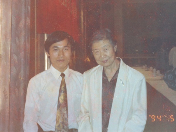 湯傳忠與于若木女士（陳云同志夫人，著名營(yíng)養(yǎng)專家）合影