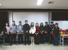 新春迎元宵，歡聲振精神，愛元宵三五風光，繁光遠綴天
