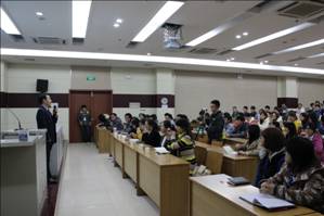 新稀寶股份董事長、益謙文化創(chuàng)始人湯傳忠走進(jìn)高校指導(dǎo)大學(xué)生就業(yè)